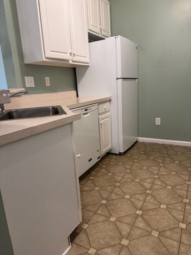 Building Photo - Spacious Condo in Knollwood – Pool, Gym an...