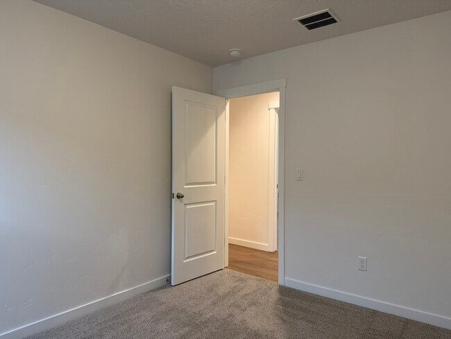 Building Photo - 10113 Longtail Dr