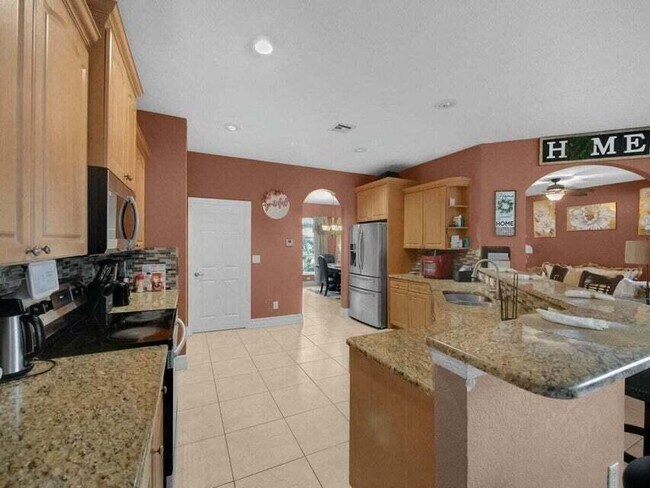 Building Photo - 1371 SW Halford Ave