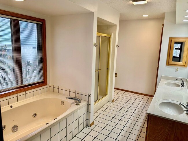 Building Photo - 4 Lois Ln