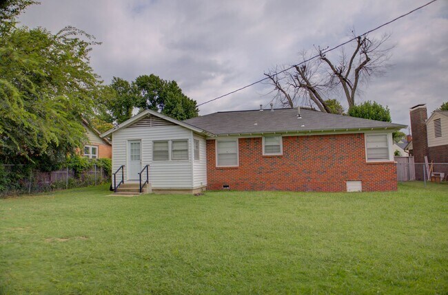 Building Photo - Well Maintained Midtown Home