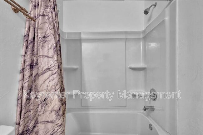 Building Photo - 551 SE 4th St