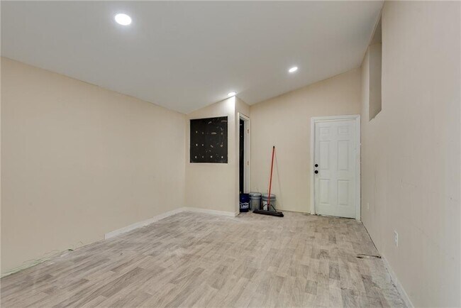 Building Photo - 2314 Woodside Way
