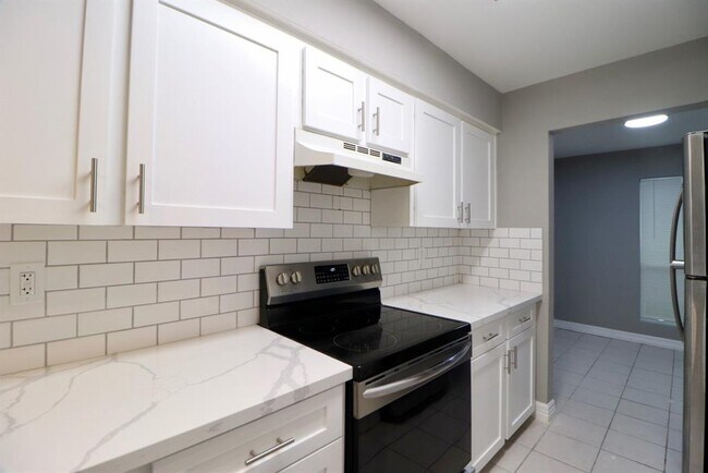 Building Photo - 11550 Chimney Rock Rd