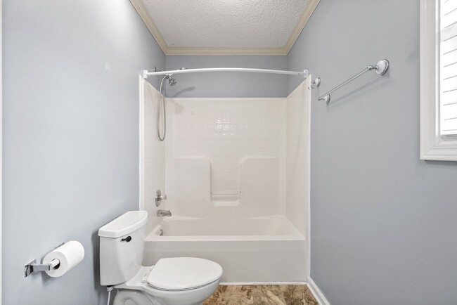 Building Photo - 3 Bedroom 2 Bath Pet Friendly Home For Ren...