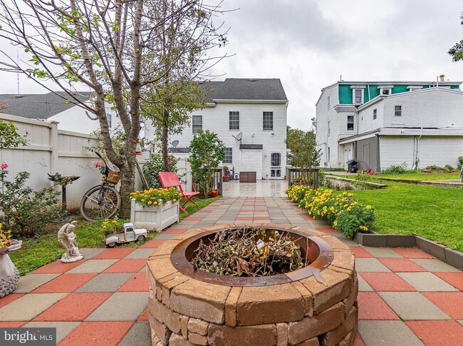 Building Photo - 321 Fountain St