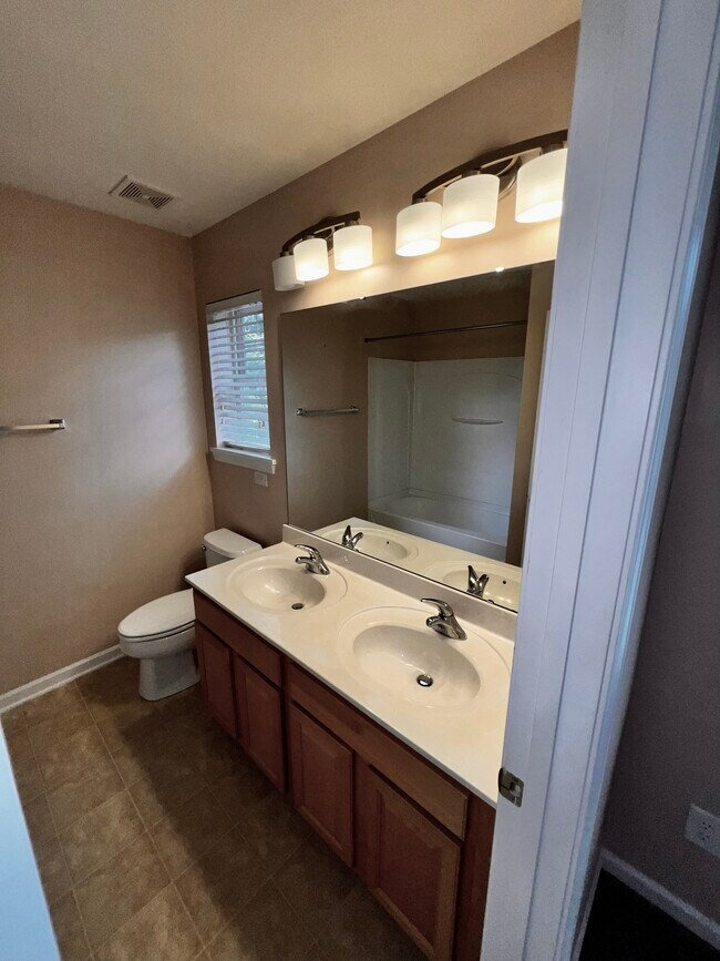 Building Photo - 3569 Draycott Ave