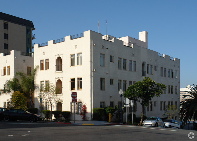 Building Photo - Elliot Arms Apartments