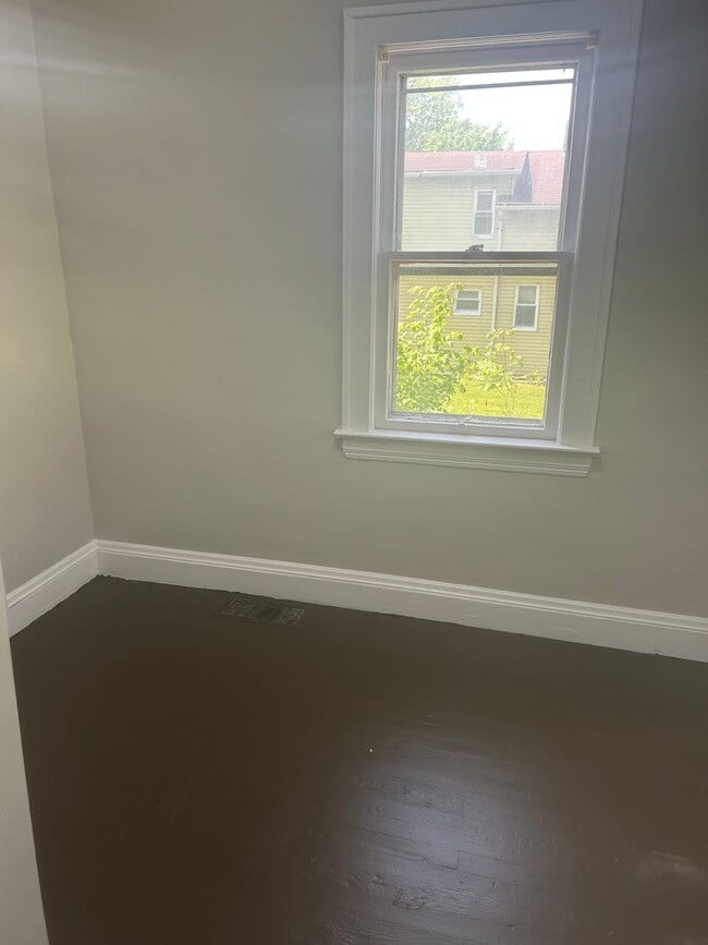 Building Photo - Section 8 Accepted! Cozy 3-bedroom home, p...