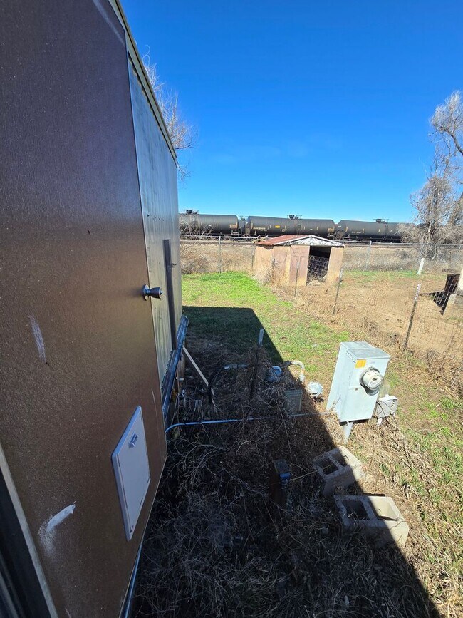 Building Photo - 2 bed, 1 bath Trailer House