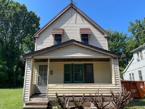 Building Photo - Section 8 Accepted! Spacious Newly Renovat...