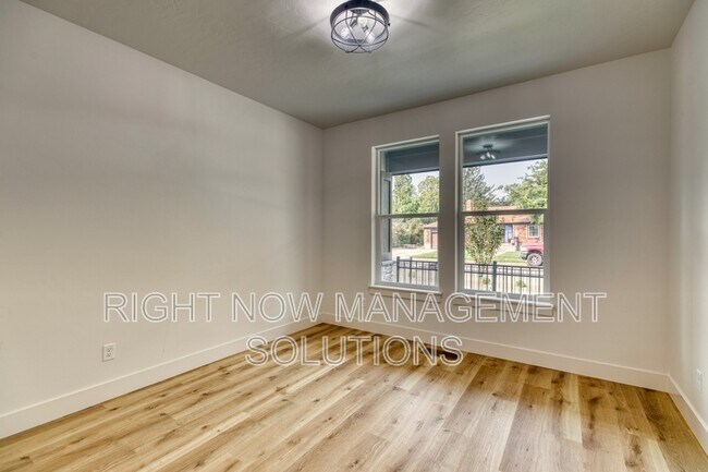 Building Photo - 1806 S Manitou Ave
