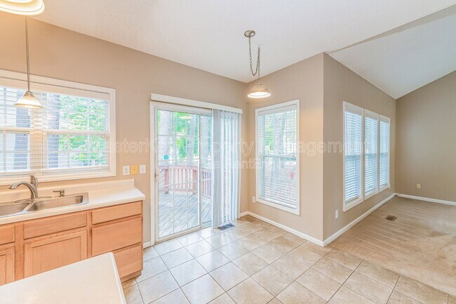 Building Photo - 4001 Winecott Dr