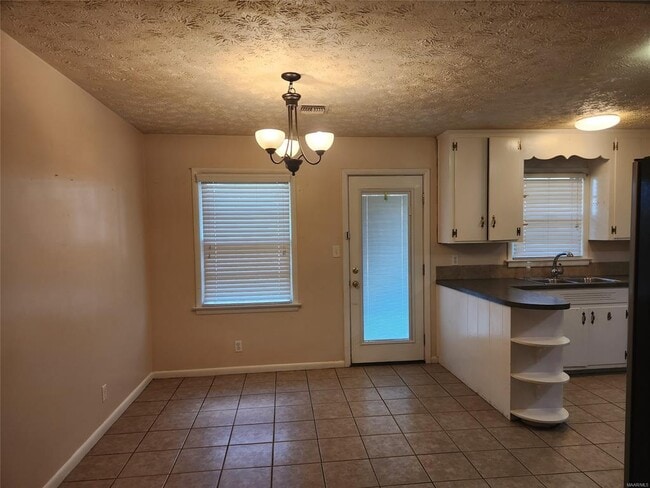 Building Photo - 606 Fairview Ave