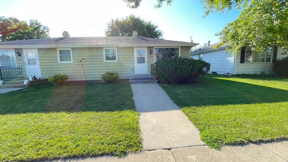 Front entrance - 1279 Meadow Ln