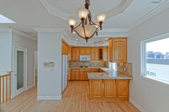 Building Photo - VERY BRIGHT, SPACIOUS & AIRY GOLDEN HILLS ...
