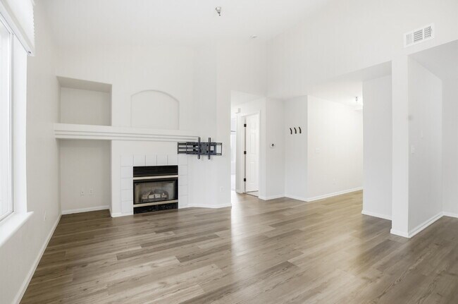 Building Photo - Updated Two Bedroom Condo in Great Location - Community Pool