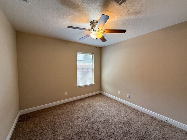 Building Photo - 3 Bedroom 2 Bath Home for Rent with Charmi...