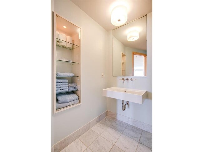 Building Photo - 408 N 1st St