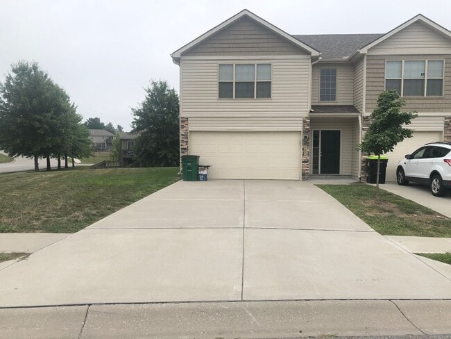 Building Photo - 3 Bed | 2.5 Bath | 2 Car Garage Townhome in Grain Valley w/ Special