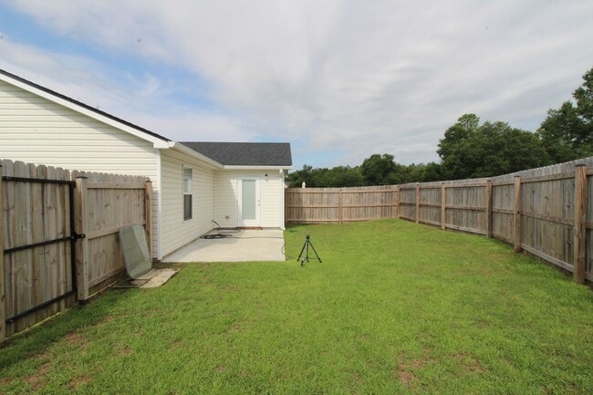 Building Photo - Coming Soon! 3 Bedroom Duplex with Garage!
