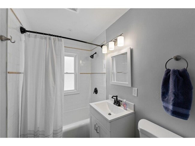 Building Photo - 4042 Lake Rd Ave