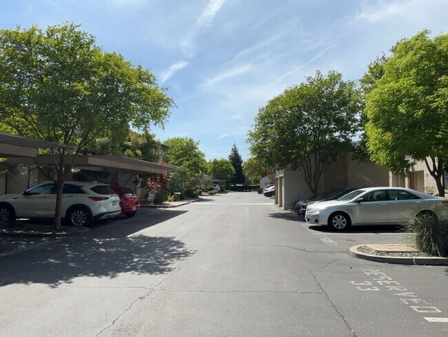 Building Photo - 3 bedroom North Davis townhome available f...