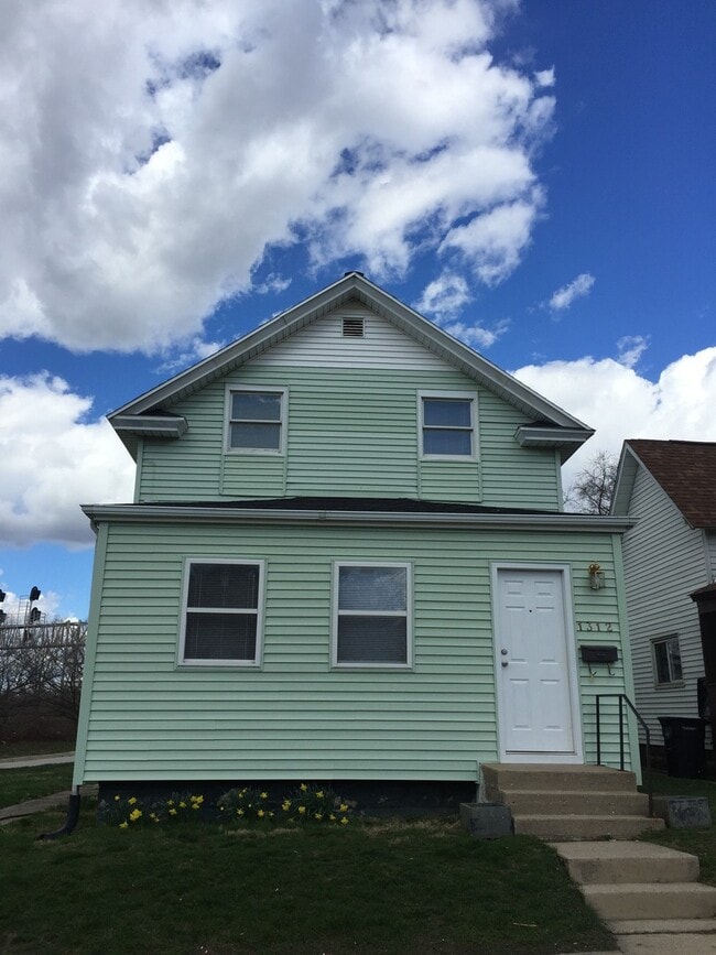 Building Photo - 2-Story 4 Bed/2 Bath Home with Basement & W/D