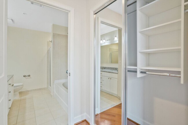 Building Photo - This luxury 2 bedroom condo has phenomenal amenities and is walking distance to the new Potomac Y...