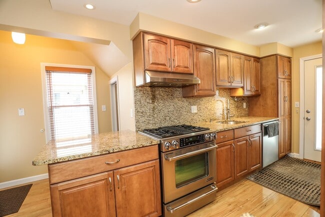 Building Photo - 32 Chapleau Ave