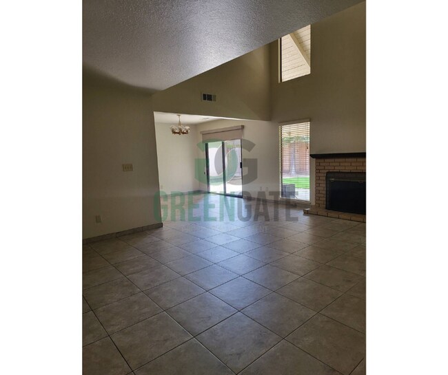 Building Photo - 2428 Woodvale Dr
