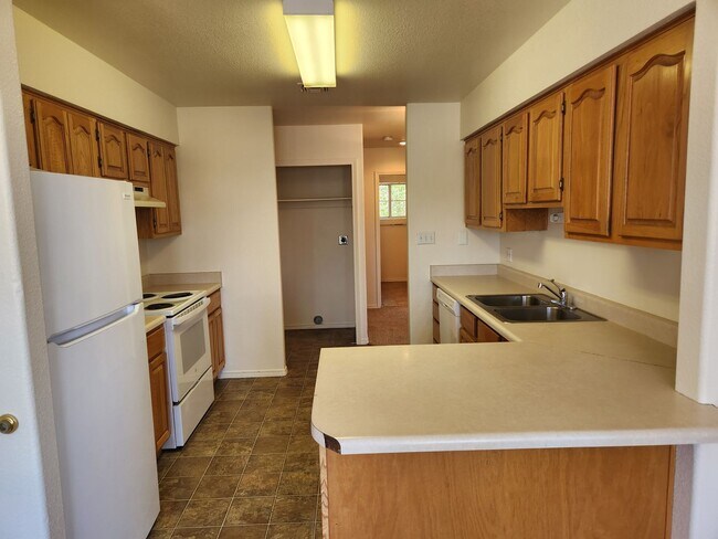 Building Photo - 2 bed / 1 bath in 4 Plex
