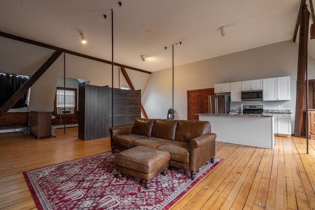 Building Photo - Charming Edgewood Studio – All Utilities Included | Washer & Dryer | April 1 Move-In