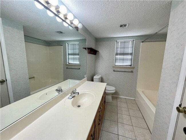 Building Photo - Charming 3-Bed, 2-Bath Home Available in A...