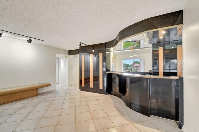 Building Photo - 5519 Fairway Park Dr