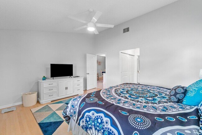 Building Photo - 7916 Coral Pointe Dr