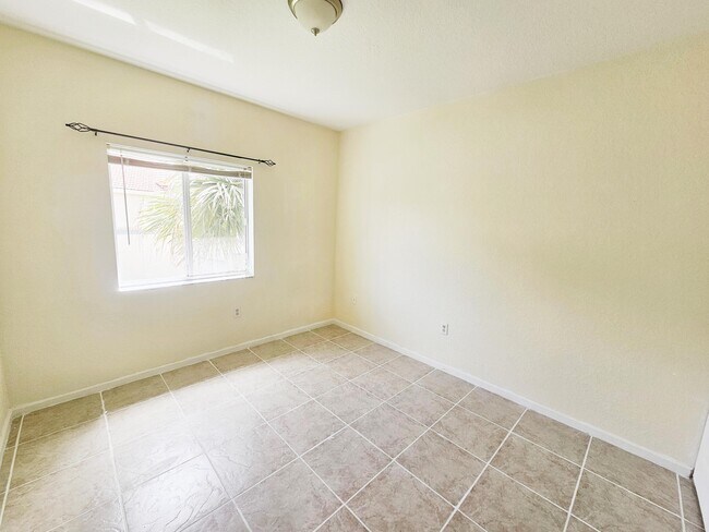 Building Photo - 1157 Golden Lakes Blvd