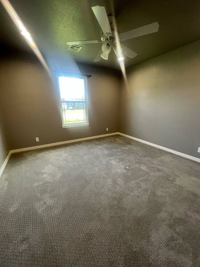 Building Photo - COMING SOON IN NEOSHO MO!!!  Beautiful 3 bedroom, 2 bathroom home in Neosho in adorable neighborh...