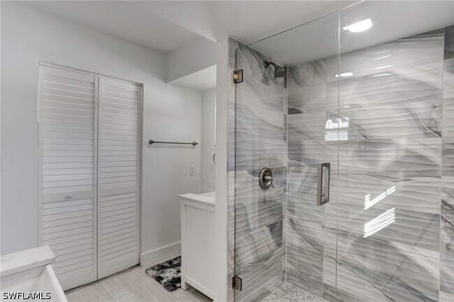 Building Photo - 10842 Vanderbilt Dr