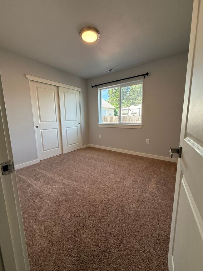 Building Photo - Gorgeous Pet Friendly Three Bedroom Lebano...