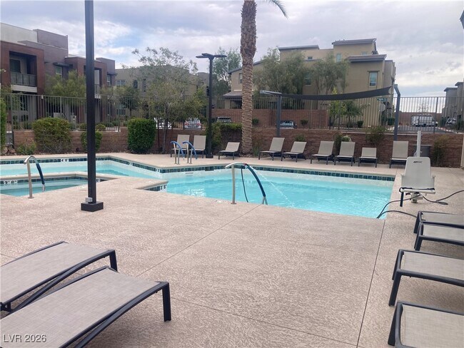 Building Photo - 1247 Rock Hls St