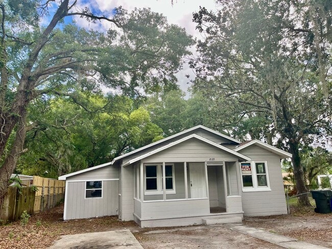 Building Photo - NICE 3BR/1BA Home With Large Yard, Covered...