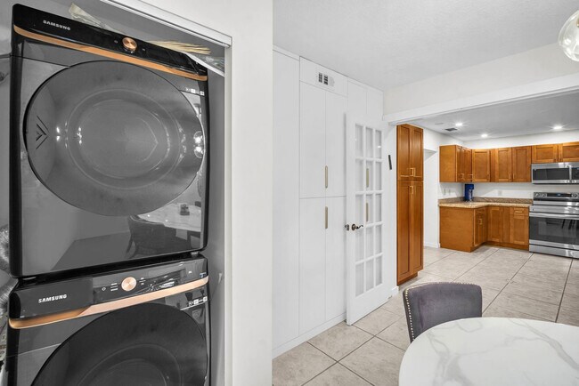 Building Photo - 4521 SW 34th Dr