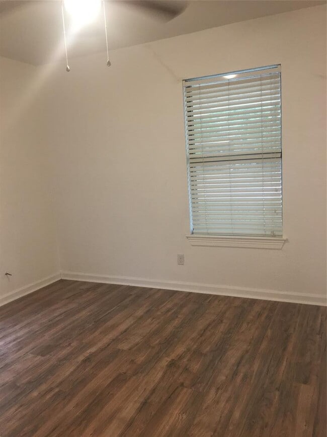 Building Photo - 6804 Suena Dr