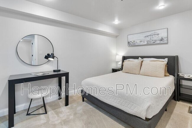 Building Photo - 377 King St