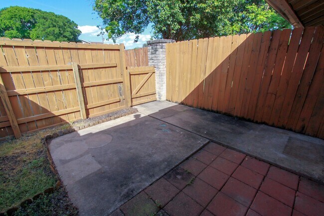 Building Photo - Charming 1-Bedroom, 1-Bath 4-Plex Unit Nea...