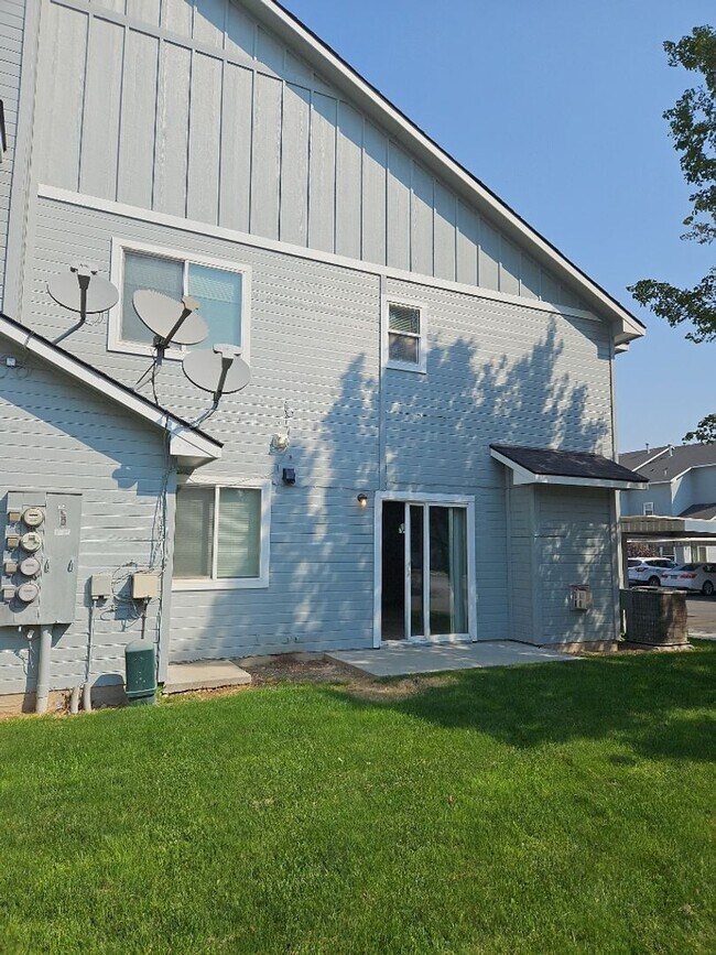 Building Photo - Fabulous Location!  3 bedroom, 2 bathroom ...