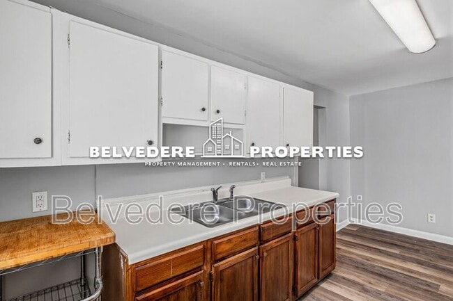 Building Photo - 720 S Elam Ave