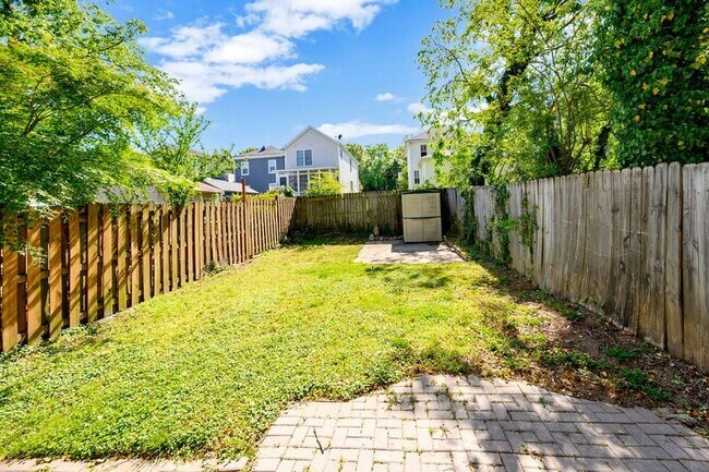 Building Photo - 610 Shepherd St