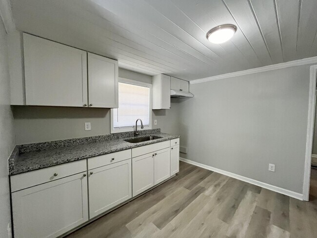 Building Photo - 871 W 11th St